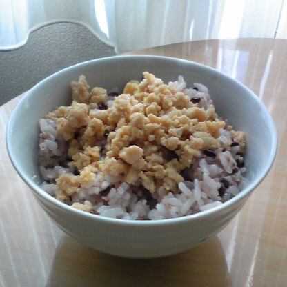 雑穀ご飯に鶏そぼろをのせて頂きました。鶏そぼろは「三色丼」のイメージでしたが、常備菜として、色々と応用がきくものですね。ありがとうございました。